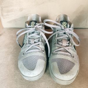 Kids Nike Kyrie Irving Basketball Shoe Size 12